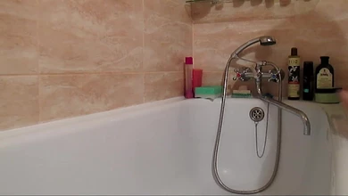 Молоденькая девушка залезла в ванну, где пописала, а потом тщательно подмылась