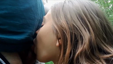 Молоденькая минетчица жадно сосет член мужика в лесу, желая получить сперму