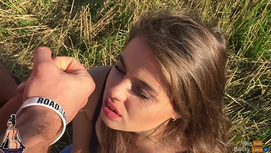 Пацан превратил свою девушку в публичную соску и теперь зарабатывает на ней денежки