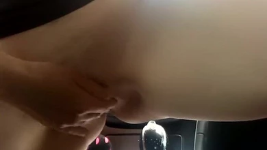 Сисястая развратница вагиной насаживается на ручку переключения скоростей в автомобиле