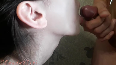 Игривая молодая студентка активно сосёт пацану член и получает сперму в свой ротик