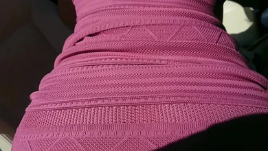 Посадил в тачку молодую армянку, чтобы отодрать её раком на трассе и скончать ей на ножки