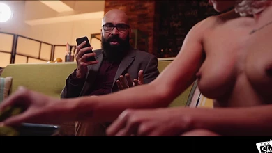 Бородатый самец отодрал стройную шлюху-уборщицу в рот и в её влажную щёлку