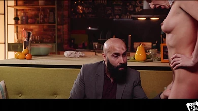 Бородатый самец отодрал стройную шлюху-уборщицу в рот и в её влажную щёлку