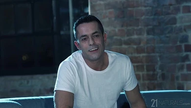 Очаровательная брюнетка в чулочках телесного цвета жарко жахается со смуглым самцом на кровати