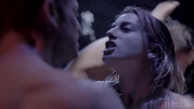 Инопланетные люди устроили групповуху посреди леса с парочкой путешественников