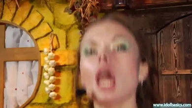 Музыкальный порно клип. Девка трахается в жопу и поет, а на вступлении и сосет даже.