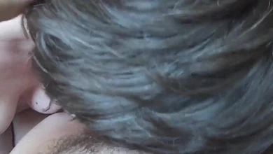 Мамина подружка Света звезда минета трахается с молодым соседом в волосатую пизду