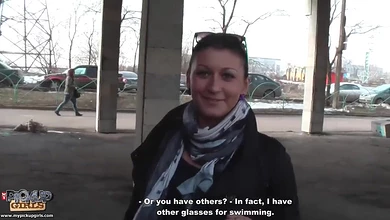 Пикаперам надоело трахать молоденьких и сегодня они зецепили «девицу за 30». Для того, чтобы выебать в жопу