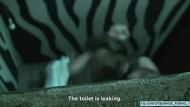 Секс в сортире. Парень снял в клубе шлюшку и отымел  на унитазе. А стук в дверь сильно  заводил сношающуюся парочку.