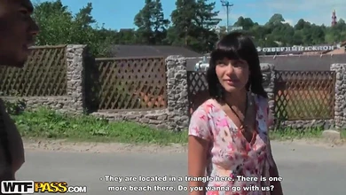 Пикаперы захотели ебаться и натянули в лесочке молодую деревенскую тёлочку