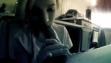 Чувак снимает, как его подружка старательно насасывает его большой член, получая в рот порцию спермы