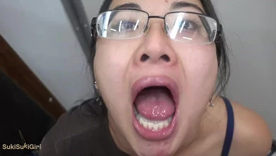 Азиатская очкастая девка отсосала в примерочной глубоко и с проглотом за новое платьице