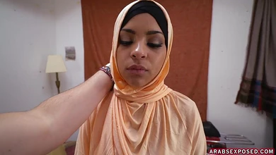 Мусульманка подрабатывает шлюхой тайно трахаясь с иностранцем и сочно делая римминг