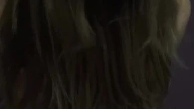 Мужик поставил жопастую украинку раком и трахая ее сзади, снимает все на камеру