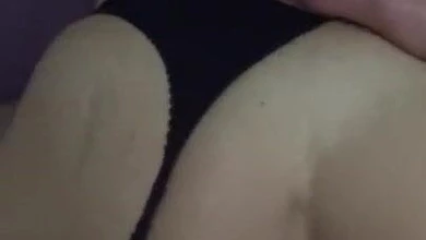 Мужик поставил жопастую украинку раком и трахая ее сзади, снимает все на камеру