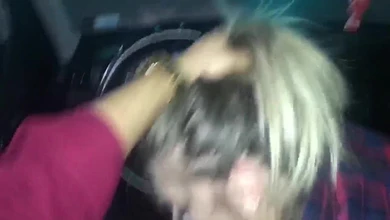 Девка во время поездки решила подрочить и отсосать хуй водителю, после приняла сперму в ротик