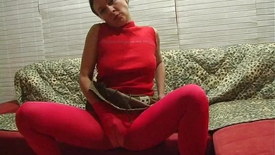 Брюнетка с татуировкой в красных колготках жестко трахнута агрессивным ублюдком