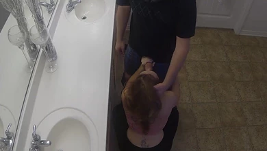 Белокожая блондинка с длинными волосами жарко ебется в общественном туалете с немолодым бородачом.