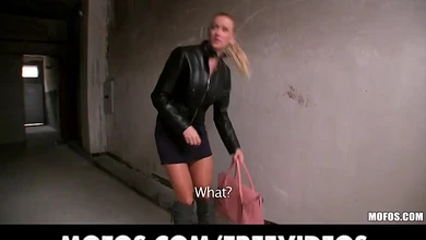 Пикапер за деньги развёл молодую девку на еблю во все дыры в дешёвой гостинке на скрипучей койке