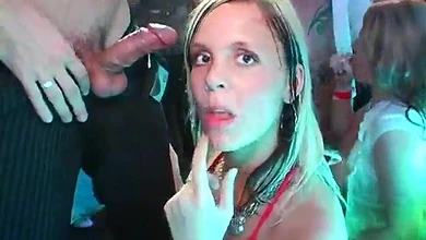 Вечеринка в ночном клубе внезапно перешла в пьяную оргию и жаркую еблю вокруг танцпола