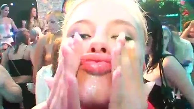 Вечеринка в ночном клубе внезапно перешла в пьяную оргию и жаркую еблю вокруг танцпола