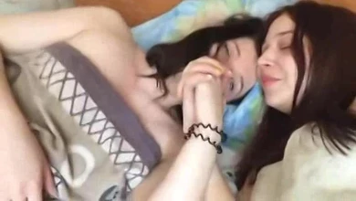 Студентки из общаги вдвоем ублажают одного парня. Двойной минет и трах по очереди с молодыми сучками.