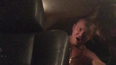 Елену Беркову трахает в тачке ее бывший парень. Поимел в рот и в пизду участницу Дом-2.