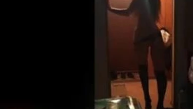 Пьяная подружка решила что у нее давно не было секса втроем. Отдалась двум парням не смотря на камеру.