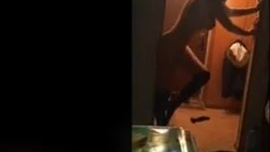 Пьяная подружка решила что у нее давно не было секса втроем. Отдалась двум парням не смотря на камеру.