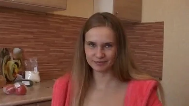 Парень решил трахнуть сексуальную квартирантку в душе, вместо оплаты за квартиру