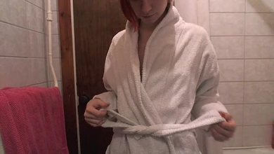 Очень худенькая девка гладит себя, мастурбируя пальчиками и струями воды в душе