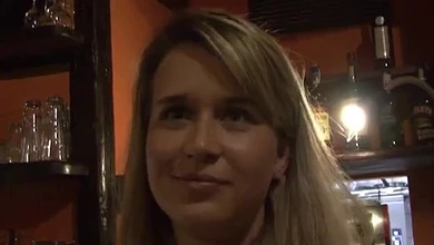 Пикапер раскатывает чешскую официантку на секс в кафешке. Чувак предложил крупную сумму за трах на камеру.