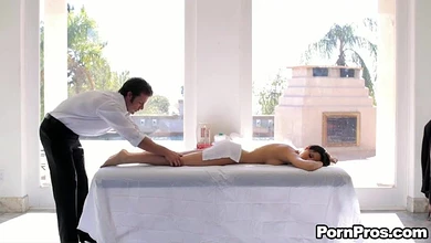 Муж массажист ублажает свою жену кунилингусом и нежным сексом после долгой разлуки