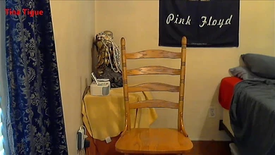 Брюнетка в чулках снимает мастурбацию сразу двух дырочек большими самотыками, а потом фистингом