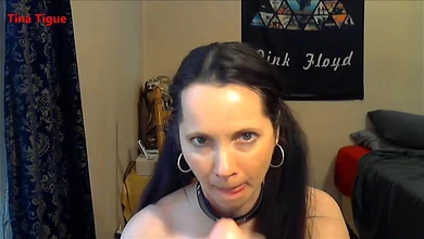 Брюнетка в чулках снимает мастурбацию сразу двух дырочек большими самотыками, а потом фистингом