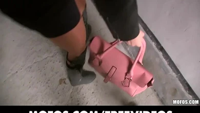 Телка с большими красивыми сиськами за пару минут соглашается на секс с пикапером в подворотне