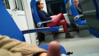 Чувак показал незнакомке член в автобусе, чем заманил к себе на сидения на минет