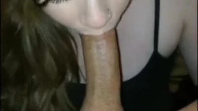 Андрей снимает на телефон как трахает Машку в рот длинным членом. Заглатывает целиком.