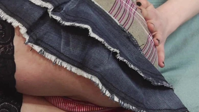 Девочка в чулках оголит волосатую пизду для мастурбации в близких ракурсах