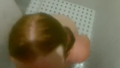 Рыжая сучка любит отсасывать в душе, заглатывая хуй полностью и глотая сперму