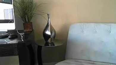 Красотка с круглым задом в чулках танцует стриптиз на вебку и шлепает себя по попке