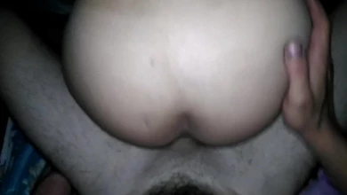 Пока спят родители, чувак тихонько трахает бухую сестру в рот и пизду