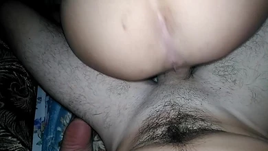 Пока спят родители, чувак тихонько трахает бухую сестру в рот и пизду