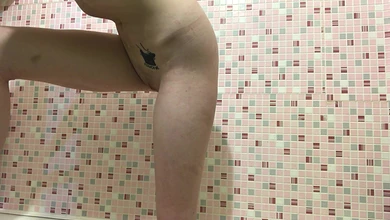 Развел тёлку с сайта знакомств на видео, как она бреет тугую пизду в душевой