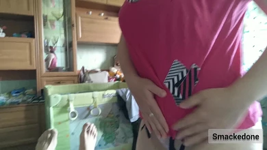 Недавно родившая мамка с огромными буферами сосет до проглота кончи