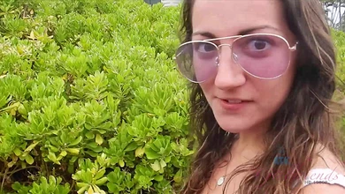 Тёлка целый день гуляла и плавала в море, не забыв отстрочить парню хороший минетик