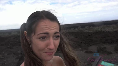 Тёлка целый день гуляла и плавала в море, не забыв отстрочить парню хороший минетик