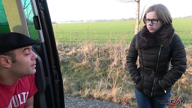 Иностранец заманил в машину русскую девушку, чтобы хорошо выебать и обкончать ей очки