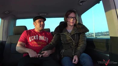 Иностранец заманил в машину русскую девушку, чтобы хорошо выебать и обкончать ей очки